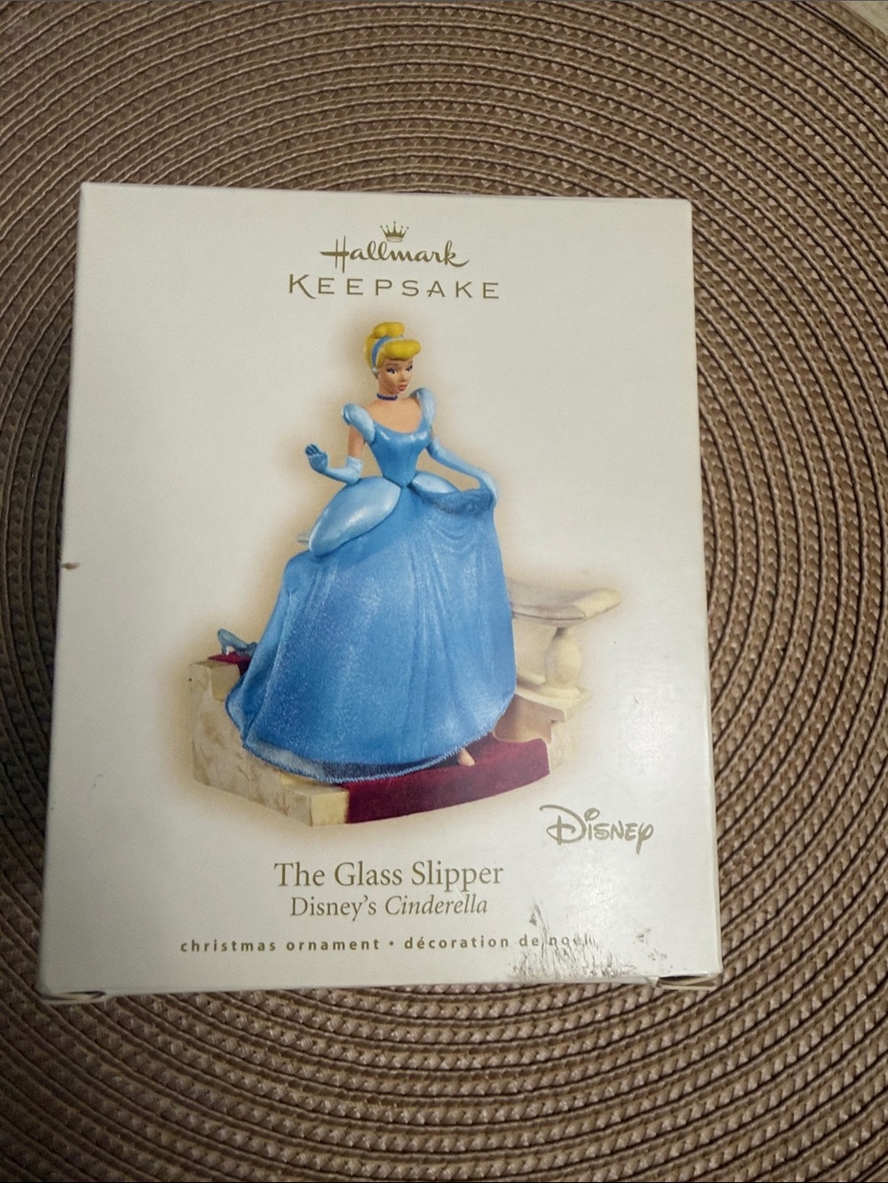 Hallmark Keepsake 🔥 “ The Glass Slipper”
Disney Cinderella Ornamentb